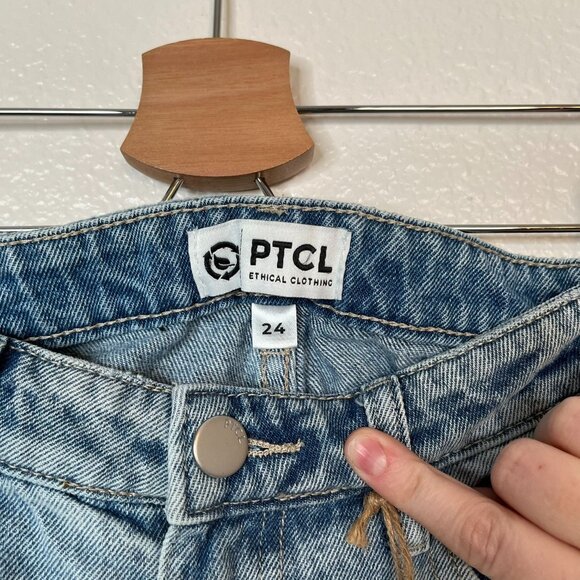 PTCL Womens Light Wash Denim Mid Rise Cut Off Fray Hem Jean Shorts 24 - Picture 7 of 13